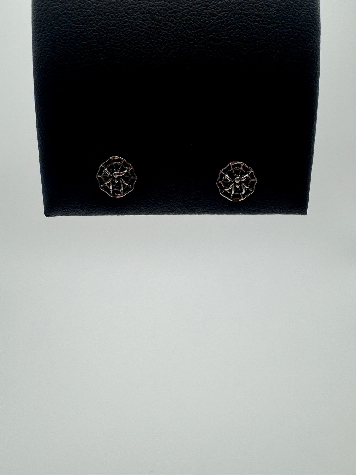 Spiderweb Studs